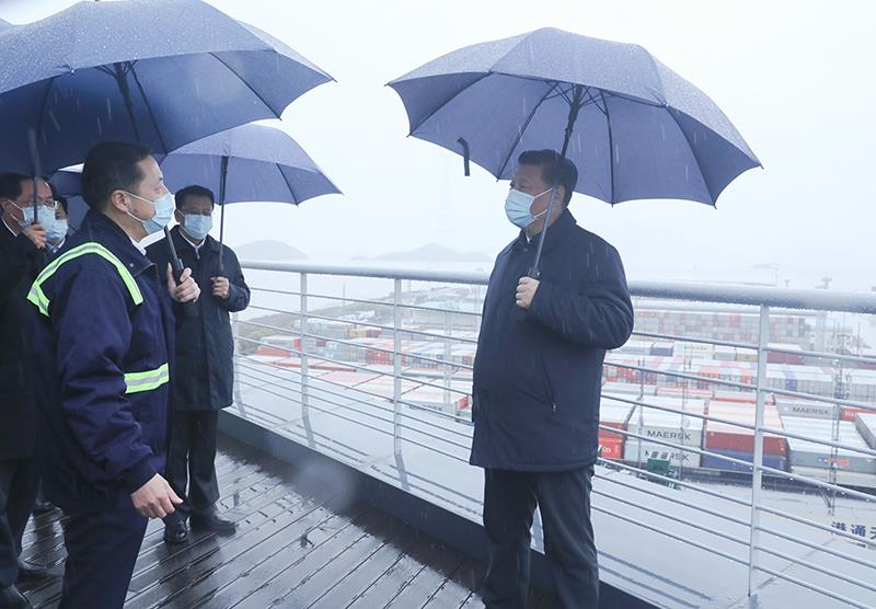 △2020年3月29日,习近平总书记在浙江宁波舟山港考察调研。考察返京不足10天,总书记在中央财经委员会第七次会议上,首次提出构建新发展格局。