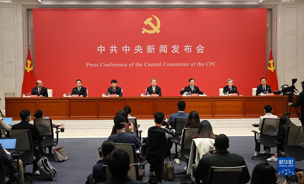 10月24日上午,中共中央举行新闻发布会,介绍解读党的二十大报告。中央政法委秘书长陈一新,中央政策研究室主任江金权,中央改革办分管日常工作的副主任、国家发展改革委副主任穆虹,中央纪委国家监委宣传部部长王建新,中央办公厅副主任兼调研室主任唐方裕,中央宣传部副部长孙业礼等有关方面负责人解读党的二十大报告并回答记者关心的问题。